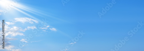 Template di un cielo con delle nuvole e dei raggi di sole nella parte sx  photo