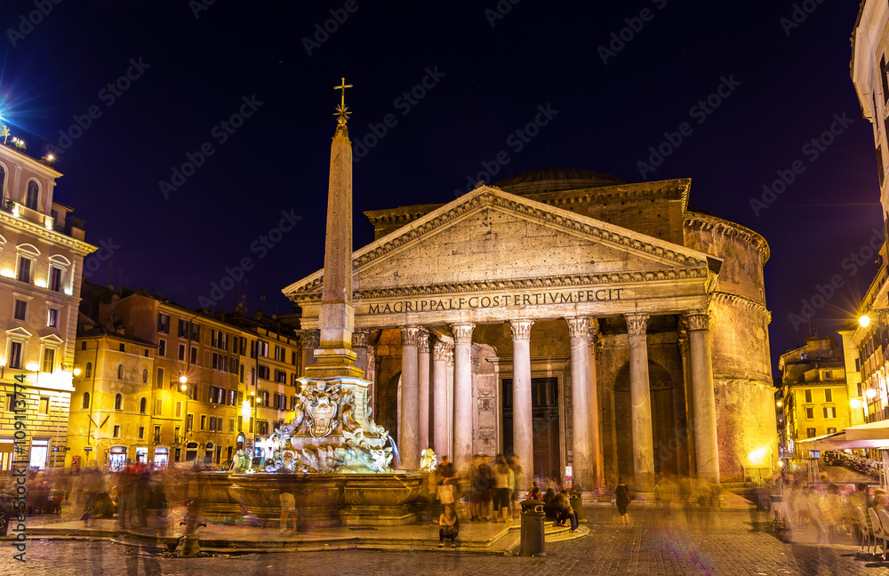 Fototapeta premium Night view of the Pantheon in Rome