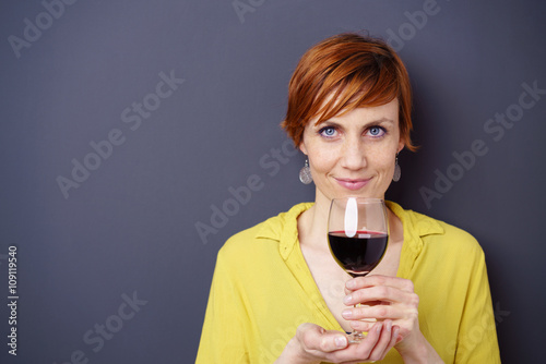 frau hält ein glas rotwein in der hand © contrastwerkstatt