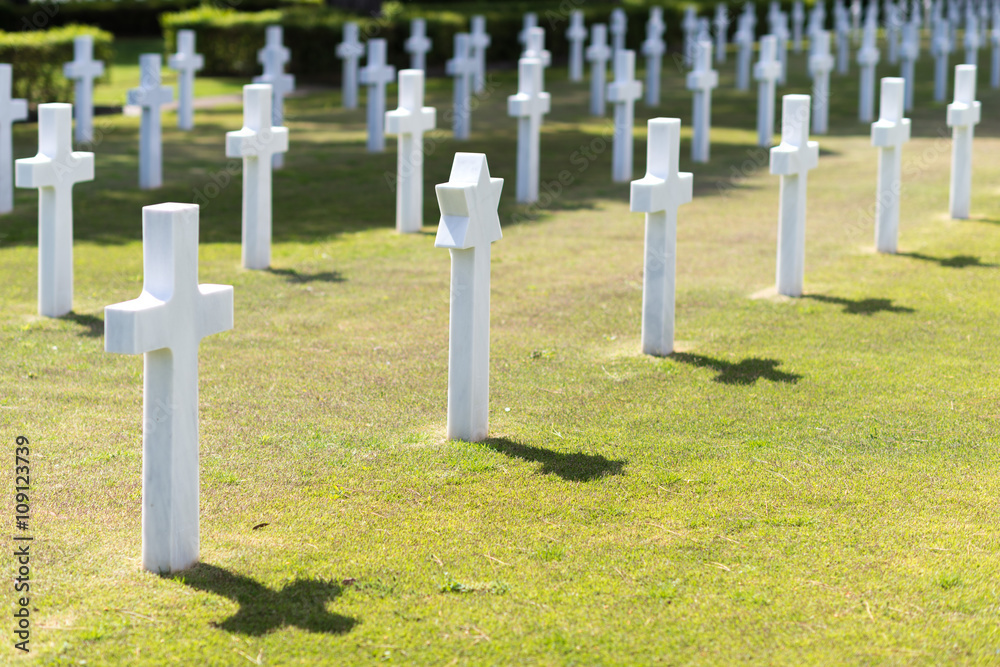 Croci bianche allineate su un prato verde nel cimitero militare americano a Nettuno