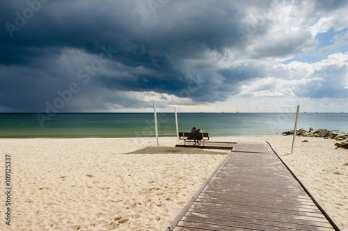 Obraz na płótnie zakochana para na plaży pod parasolem 