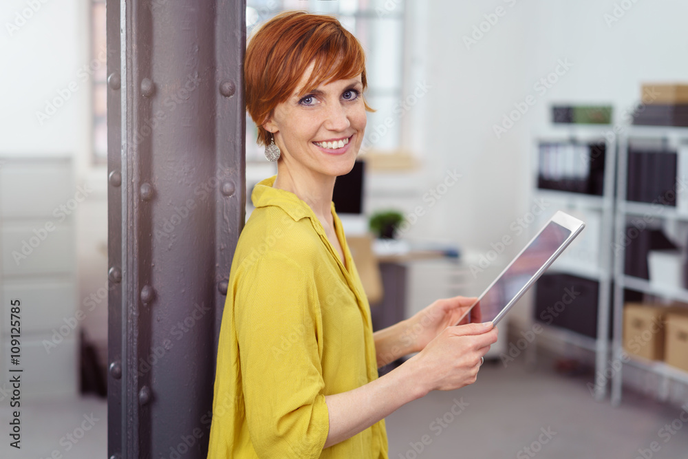 lächelnde mitarbeiterin im büro mit tablet lächelnde mitarbeiterin im büro mit tablet