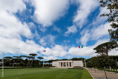 Complesso monumentale bianco del  cimitero sacrario militare americano di Nettuno