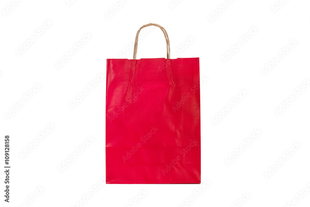 Bolsa de papel roja sobre fondo blanco aislado. Vista de frente. Copy space