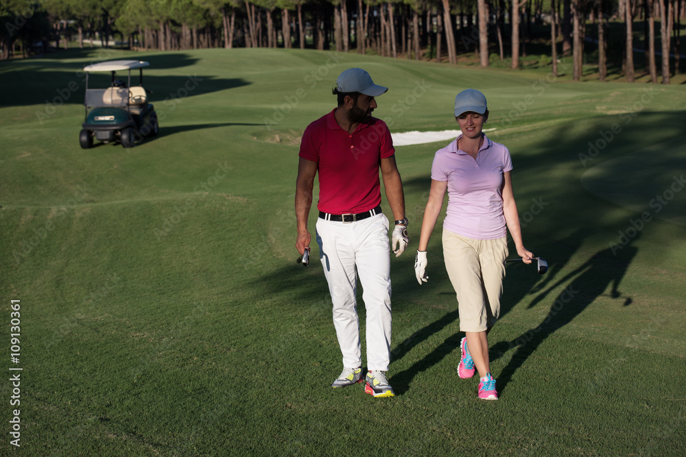 Obraz premium couple walking on golf course