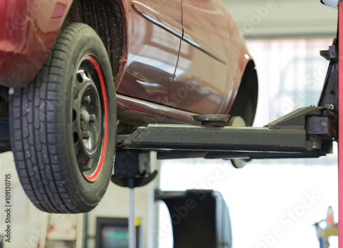Auto Reparatur auf einer Hebebühne 