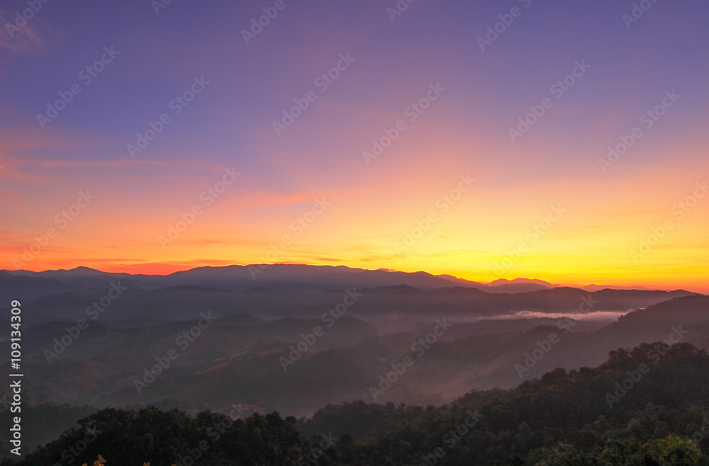 Fototapeta premium Morning sky and stunning mountain scenery at Doi Hua Mod,Umphang Wildlife Sanctuary,Tak Province,northwestern Thailand