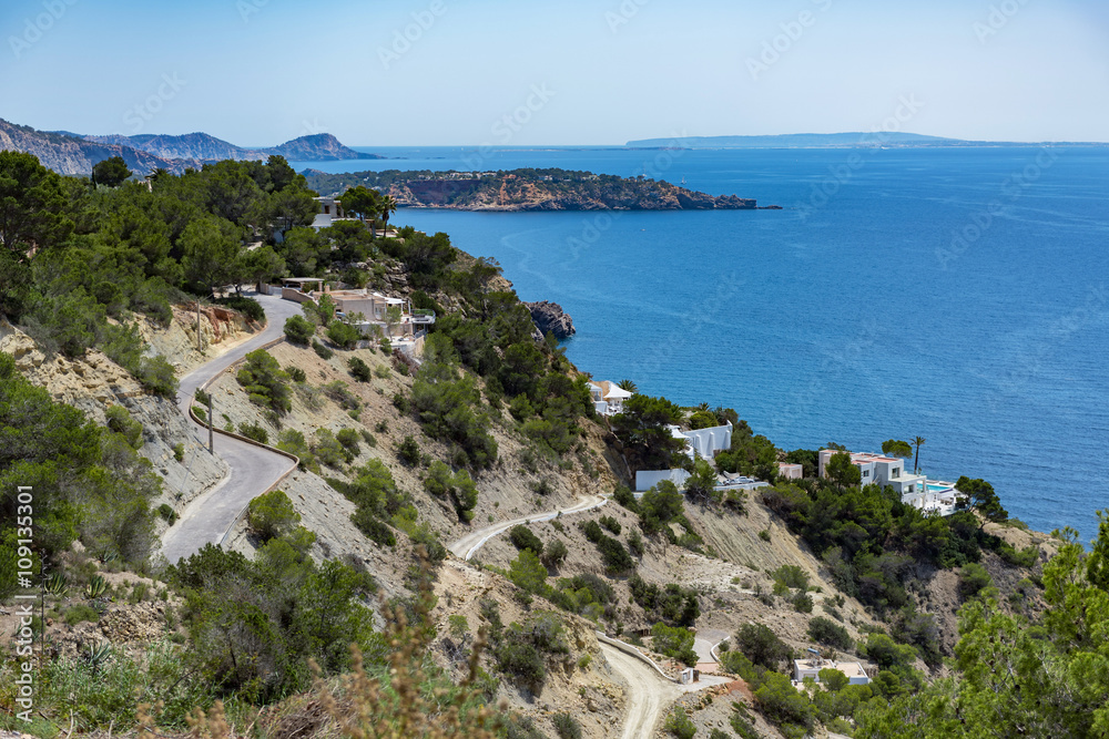 Aussicht auf blaue Bucht auf Ibiza Spanien Aussicht auf blaue Bucht auf Ibiza Spanien