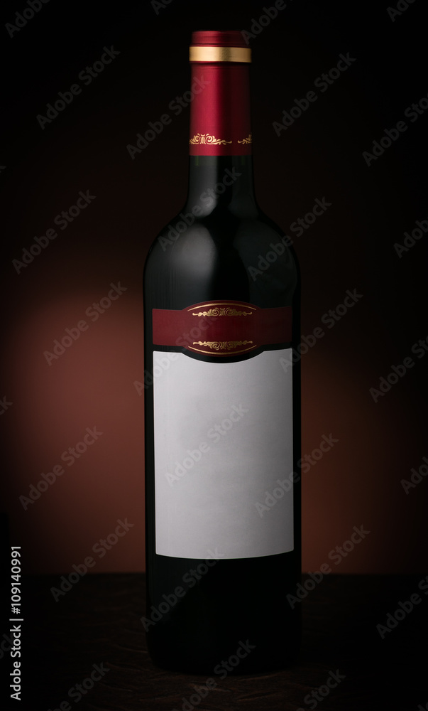 Bouteille de vin rouge avec une étiquette vierge Stock Photo | Adobe Stock