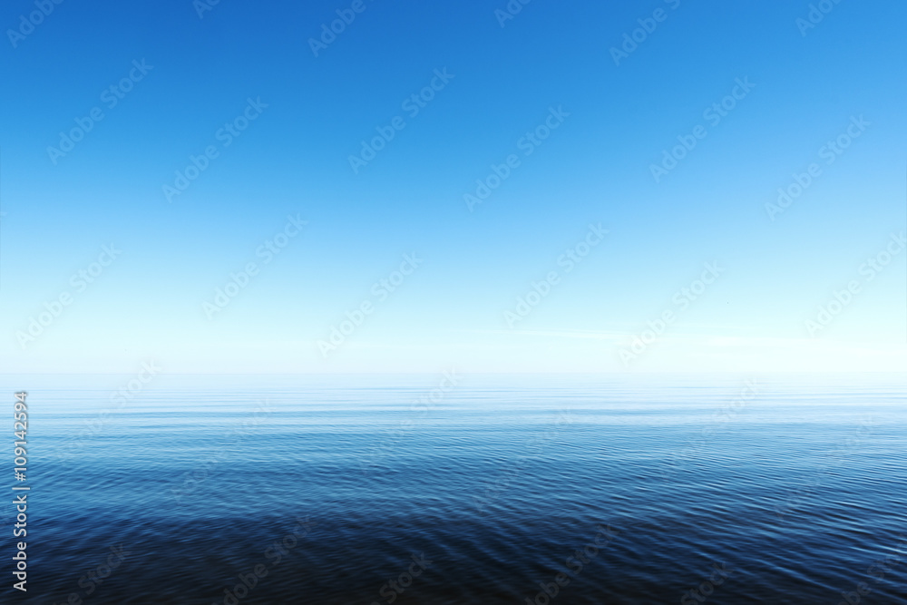 Naklejka premium Spokojna zatoka Rygi, Morze Bałtyckie.