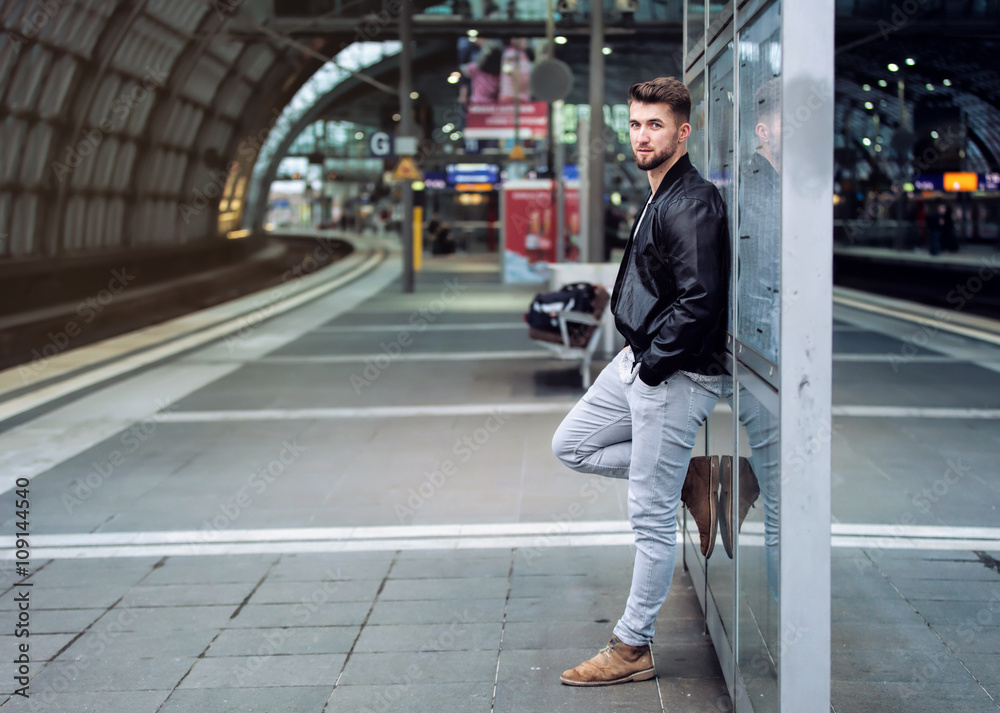 Fototapeta premium Attraktiver Mann wartet am Bahnsteig