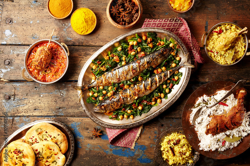 Canvas Print Top down view on baked fish indian style