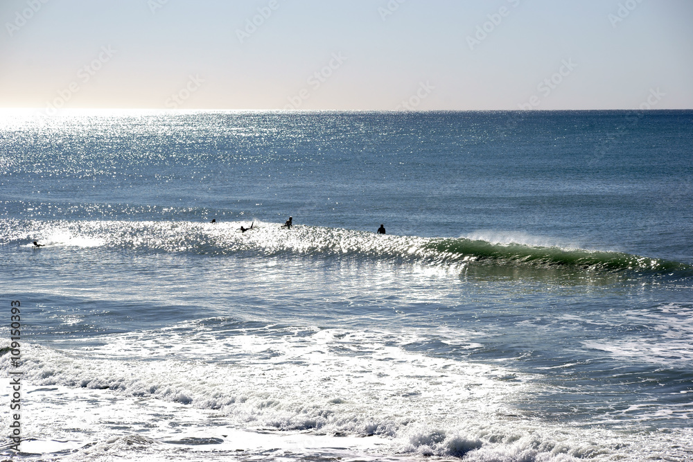 Surfen in Oceanside / Die Silhouetten von Surfern auf dem Wasser im Gegenlicht. Surfen in Oceanside / Die Silhouetten von Surfern auf dem Wasser im Gegenlicht.