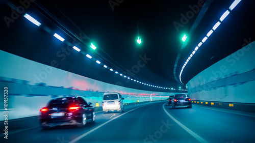 Fototapeta przejazd samochodem przez tunel