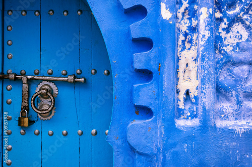 Detail of a door in the town of Chefchaouen, in Morocco © Tiago Fernandez