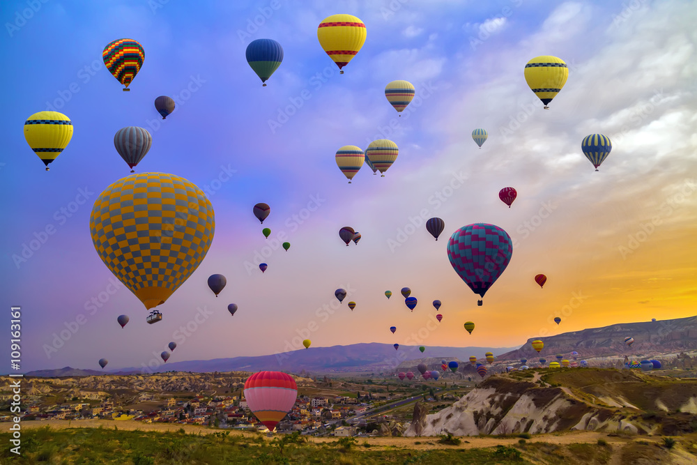 Obraz premium Hot Air Balloons In The Mountain
