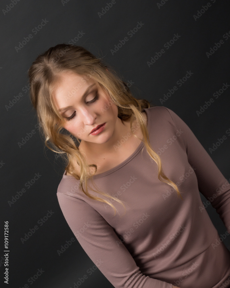 Naklejka premium Beautiful elegant woman on gray background