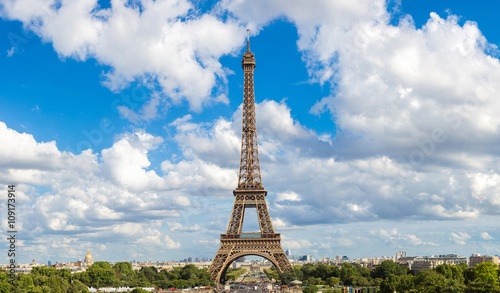 Panoramic view of Eiffel Tower in Paris © Sergii Figurnyi