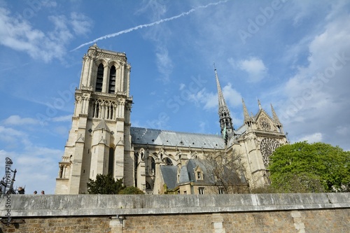 La cathédrale Notre-Dame de Paris au-dessus de la Seine