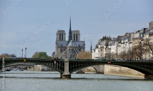 La cathédrale Notre-Dame de Paris et le pont de Sully