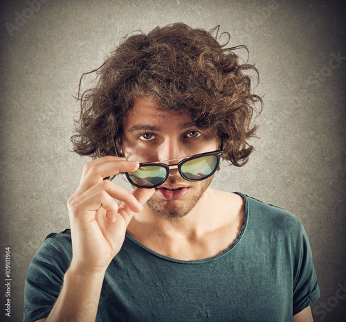 Fotografi Look over sunglasses