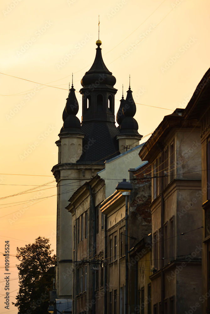 Obraz premium Twilight view of medieval Lviv city, Ukraine. Sunset cityscape. Armenian Cathedral of the Assumption of Mary in Lviv