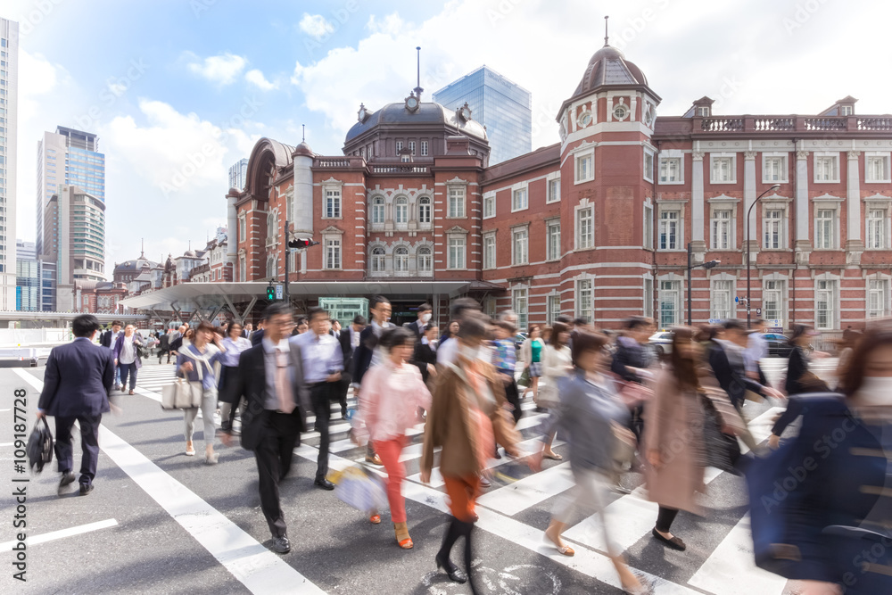 東京駅・丸の内口・朝・通勤光景