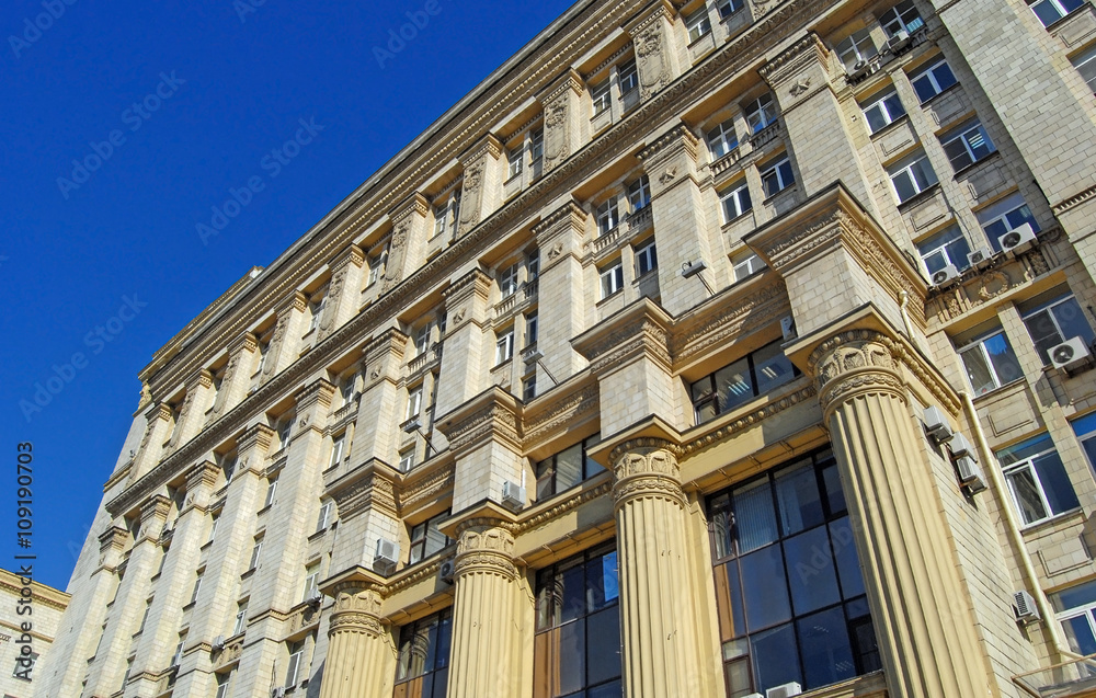 Фасад здания советского времени в Москве