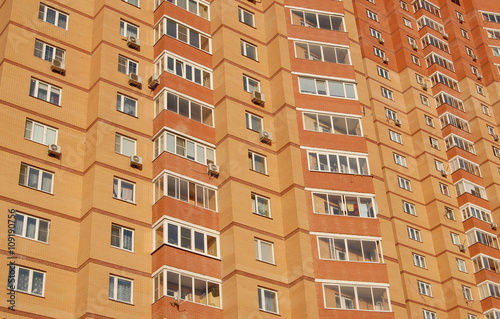 Фасад многоэтажной новостройки