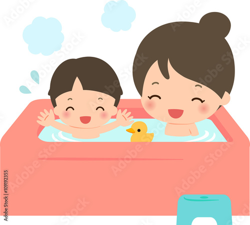 入浴する小さな男の子と母親