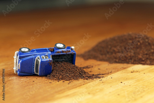 横転したトラック