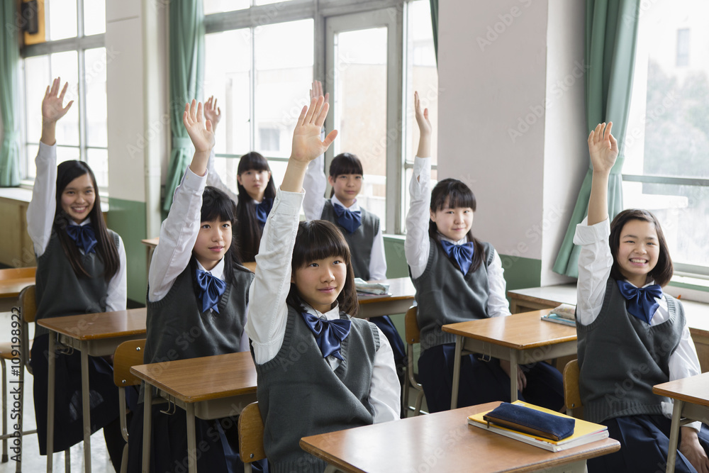 手をあげる女子生徒 手をあげる女子生徒