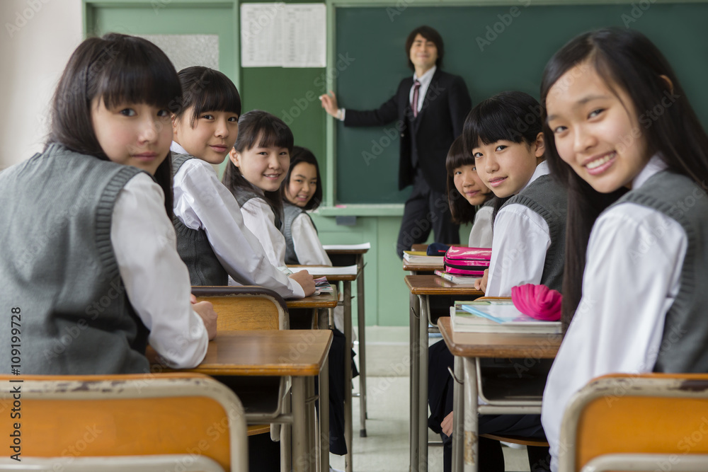 教師と振り向く女子生徒 教師と振り向く女子生徒