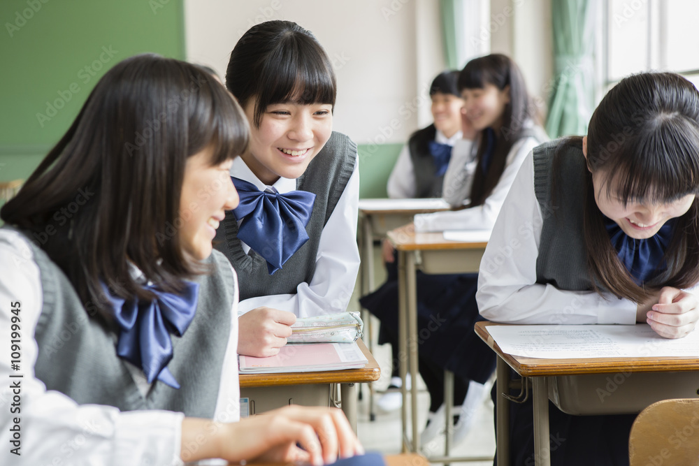 話し合う女子生徒 話し合う女子生徒