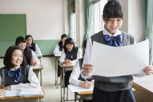 発表する女子生徒