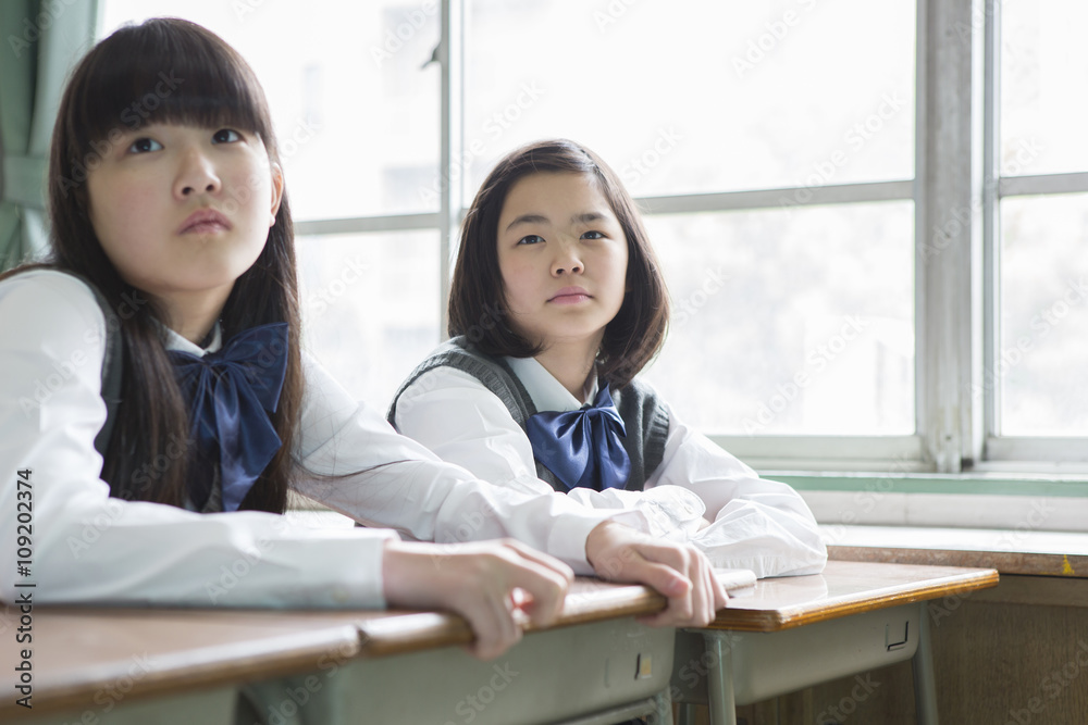Fototapeta premium 教室で座る女子生徒