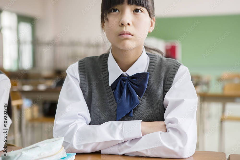 教室で座る女子生徒