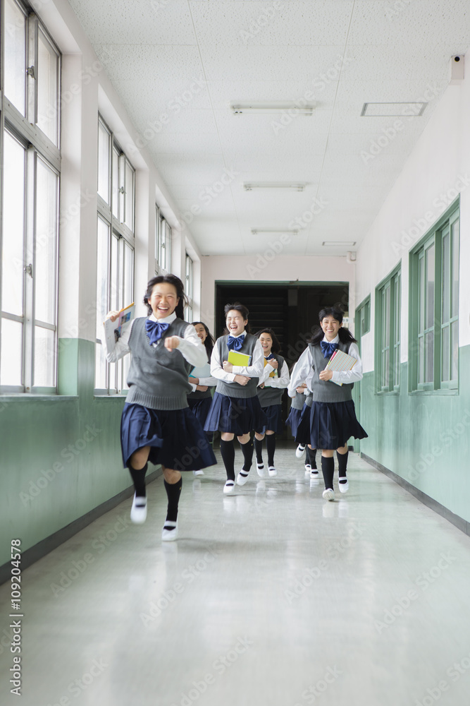 廊下を走る生徒達 廊下を走る生徒達