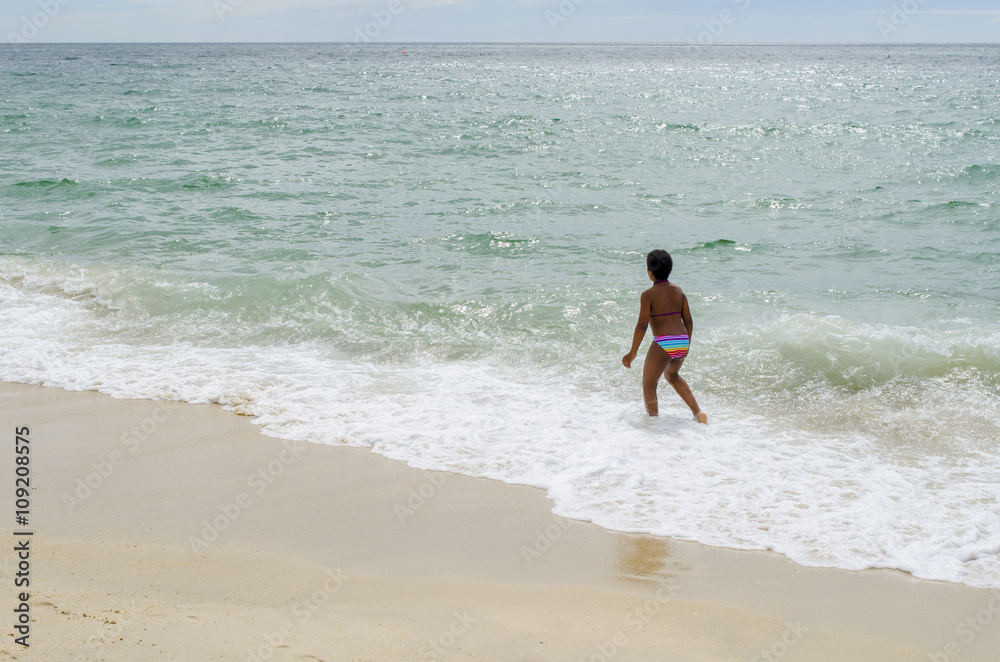 Hermosa joven disfrutando en el agua del mar Hermosa joven disfrutando en el agua del mar