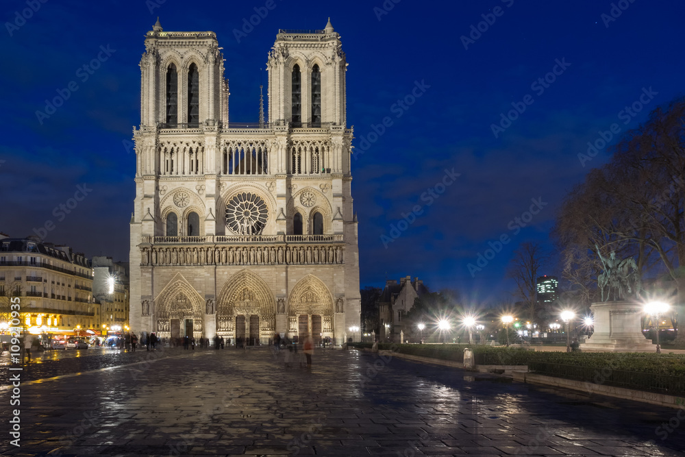 Kathedrale Notre Dame in Paris zur Blauen Stunde