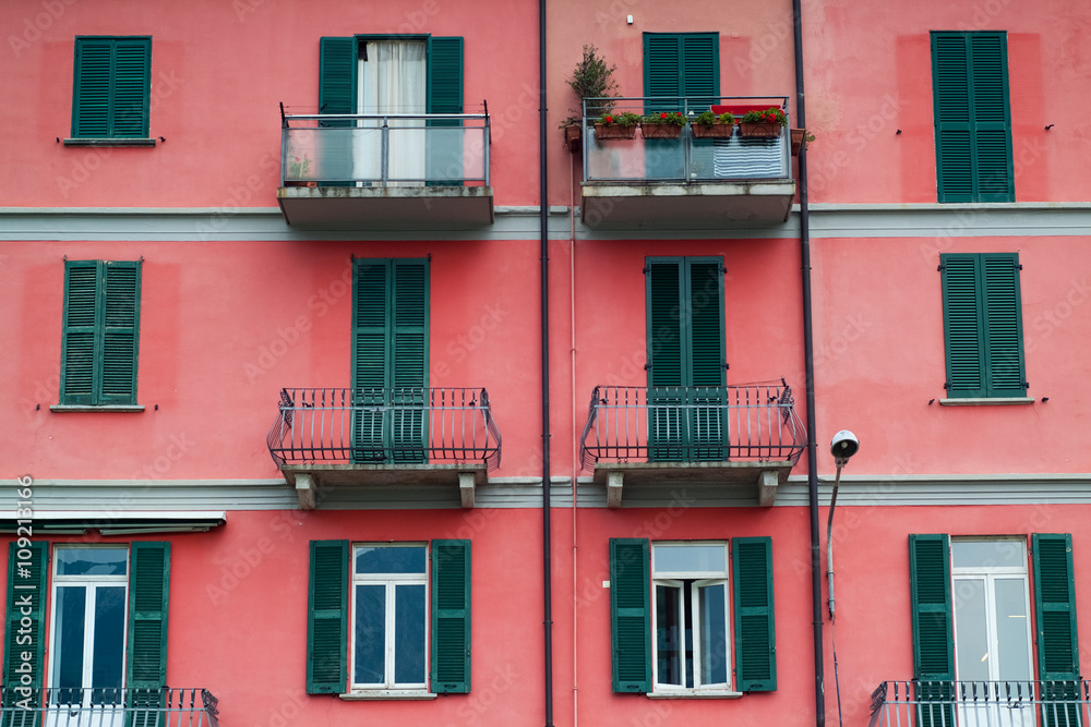 Naklejka premium Czerwona fasada