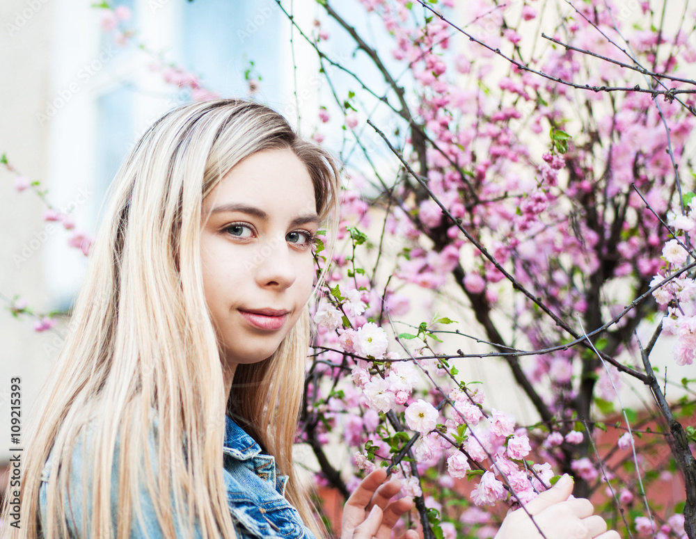 Fototapeta premium Girl in the spring garden