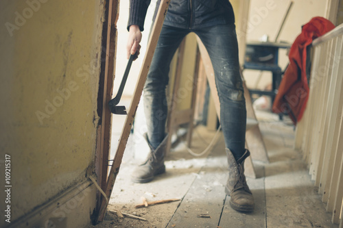 Obraz na płótnie Woker breaking door with crowbar