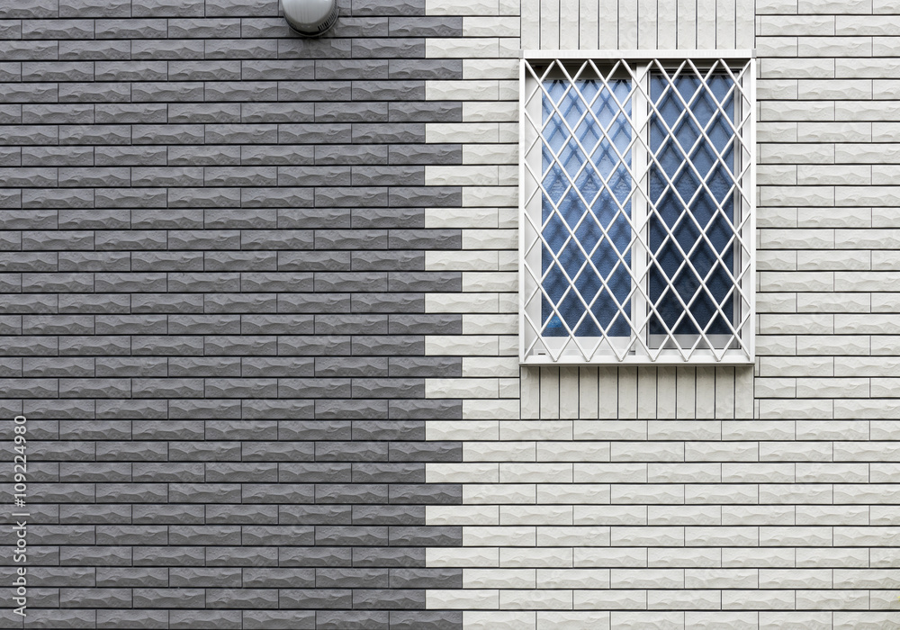住宅 外壁 建材 サイディング 白とグレー 組み合わせと面格子窓 防犯窓 Stock 写真 Adobe Stock