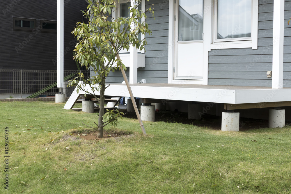 住宅 戸建て住宅のウッドテラス イメージ 芝生の庭 手摺なし 施工例 北米調外観 Stock Photo Adobe Stock