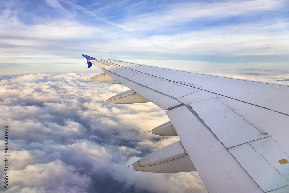 Obraz premium Ala de avión en vuelo y nubes