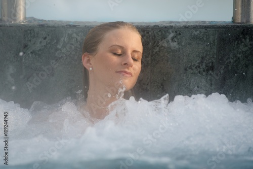 Junge blonde Frau bei einem Aufenthalt im Whirlpool in der Rupertustherme Bad Reichenhall