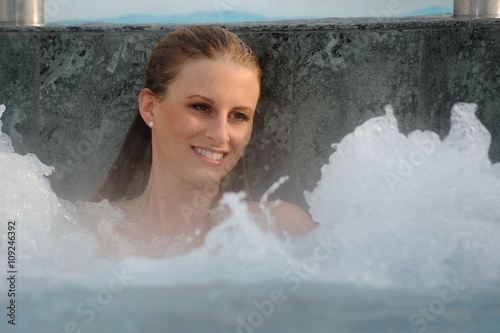 Junge blonde Frau bei einem Aufenthalt im Whirlpool in der Rupertustherme Bad Reichenhall