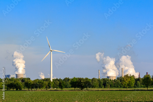 Strom per Windkraft gegen Braunkohlekraft photo