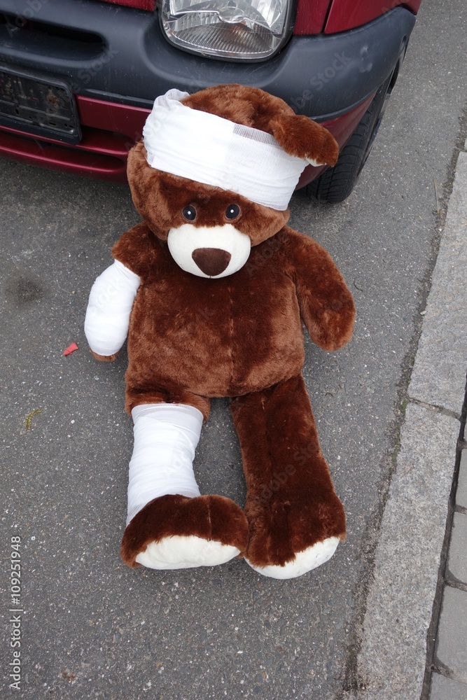 Verletzt nach Autounfall StockFoto Adobe Stock